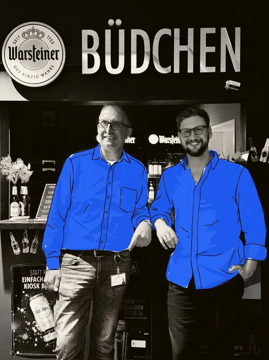 Felix Schlenther und Karsten Rösener vor dem Büdchen mit Warsteiner-Schild